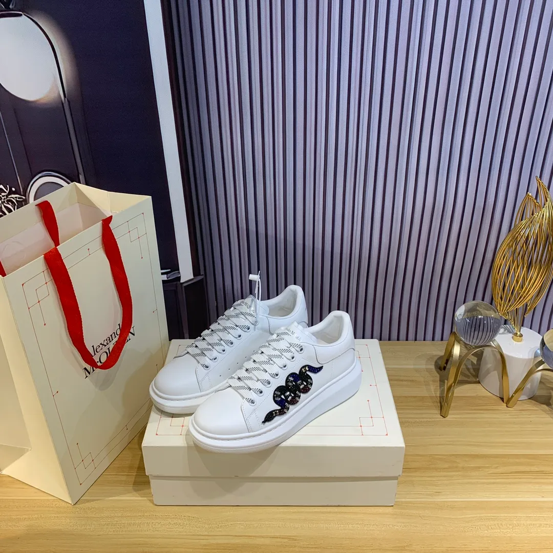 👟👟Ex-factory price 560👟👟Snake pattern professional McQueen factory. Top version. Couple model Alexander McQUEEN high version has been upgraded to the highest quality again✅.McQueen dad shoes 💪McQueen spring, summer, autumn and winter top version purchasing agent level✅ Recruiting national online and offline agents to join🤝 🏆Fabric: Original materials imported from Italy. Texture, water-resistant and non-discoloring 🏆Inner lining: ️A-grade Italian imported lining resistant to dirt, sweat-absorbent, breathable and comfortable 🏆Foot pads: top-grade imported Italian super-soft cowhide leather 🏆Outsole: PU+counter 1:1 🏆Shoe box: original white box. Plus white flip cover for double-layer protection. Cloth bag. Handbag. Certificate of 1:1 mold opening, 4-piece set. Delivered with a pair of shoelaces. 🖕🏿🖕🏿🖕🏿You can choose any pair of shoelaces in any color of our factory 🏆Code number: women’s 34-41. men’s 38-46 🏆Special remarks (women’s size 34.40.41, men’s size 38.45.46 is customized, no returns or exchanges) Win-win cooperation🤝